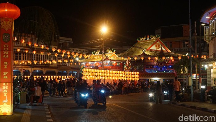 Ibadah Malam Imlek di Singkawang