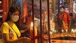 Momen Ibadah Malam Imlek di Singkawang, Tenang dan Damai