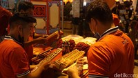 Panitia dan pengelola vihara tampak sibuk mempersiapkan kebutuhan umat. Mereka menata hio dan dupa yang akan dibakar.