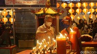 Pengunjung pria-wanita, muda-tua, semuanya datang ke vihara ini untuk beribadah malam Imlek. Suasananya begitu tenang dan damai.