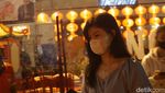 Momen Ibadah Malam Imlek di Singkawang, Tenang dan Damai