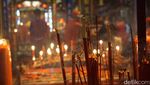 Momen Ibadah Malam Imlek di Singkawang, Tenang dan Damai