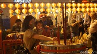 Kota Singkawang memang terkenal memiliki etnis Tionghoa yang dominan dan beragam. Tak heran bila kota ini juga dikenal sebagai kota paling toleran di Indonesia setelah Salatiga.