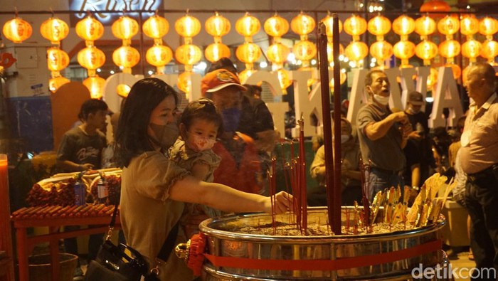 Ibadah Malam Imlek di Singkawang