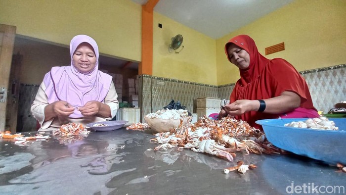 Ibu-ibu memilah daging rajungan di Kab Probolinggo