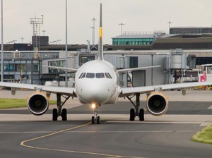 Bobol! Pria Menyelinap ke Bandara, Ngebir dan Merokok di Pesawat