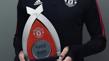Saat menerima penghargaan Player of the Month di Liga Inggris. Netizen langsung sigap menghujatnya di foto di mana kolom komentar dibuka. Foto: Instagram