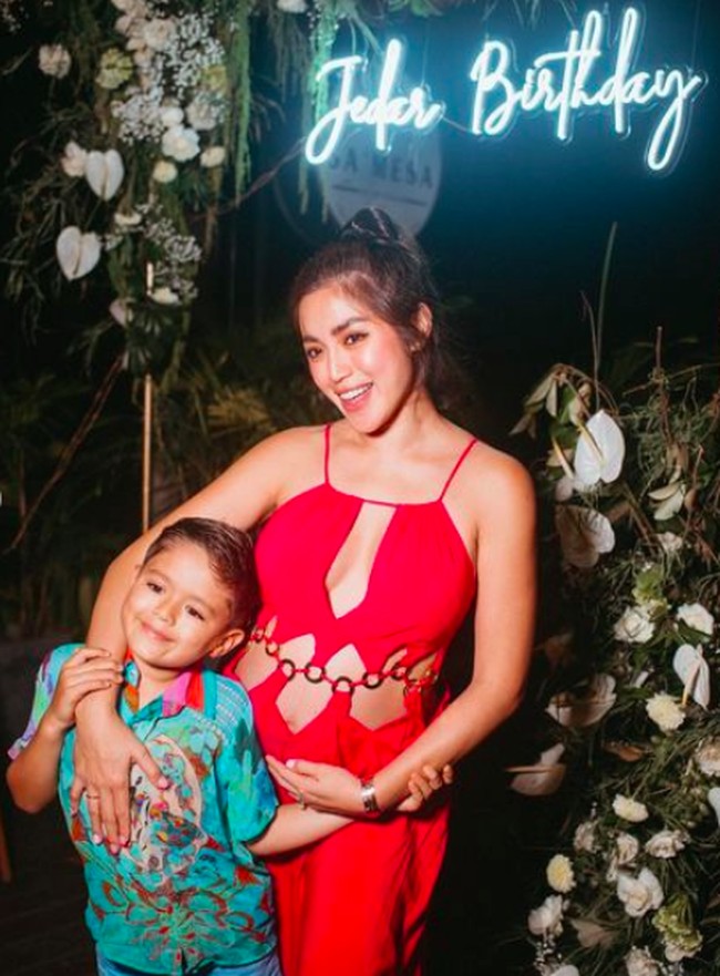 Jedar tampil dengan dress panjang merah. Dress potongan cut out tersebut menunjukkan sejumlah bagian tubuhnya, terutama di area perutnya. Foto: dok. Instagram/@inijedar