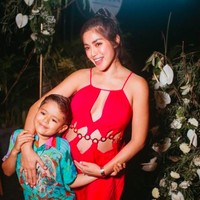 Jedar tampil dengan dress panjang merah. Dress potongan cut out tersebut menunjukkan sejumlah bagian tubuhnya, terutama di area perutnya. Foto: dok. Instagram/@inijedar