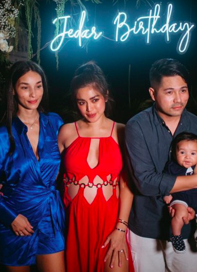 Busana seksinya itu menjadi sorotan netizen. Penampilan Jedar dianggap terlalu seksi, hingga ada yang menyebut bajunya compang camping. Foto: dok. Instagram/@inijedar