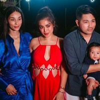 Busana seksinya itu menjadi sorotan netizen. Penampilan Jedar dianggap terlalu seksi, hingga ada yang menyebut bajunya compang camping. Foto: dok. Instagram/@inijedar