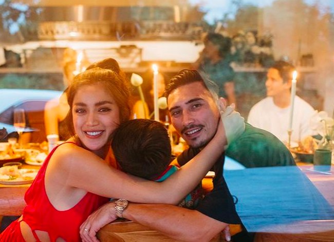 Dalam penampilannya itu, baby bump Jedar sudah semakin terlihat. Di sejumlah foto, dia tampak memegangi perut hamilnya yang kerap jadi perhatian netizen.Foto: dok. Instagram/@inijedar