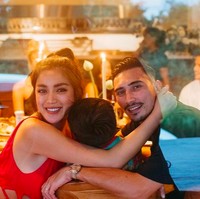 Dalam penampilannya itu, baby bump Jedar sudah semakin terlihat. Di sejumlah foto, dia tampak memegangi perut hamilnya yang kerap jadi perhatian netizen.Foto: dok. Instagram/@inijedar