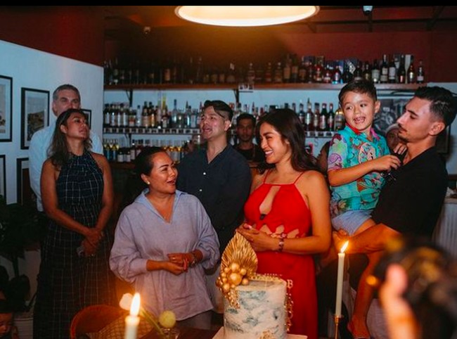 Sementara banyak netizen yang menyebut busana model cut-out Jedar itu seperti kekurangan bahan. Itu baju kurang bahan x ya, tulis netizen. Kasian banget bajunya compang camping gitu, nyinyir netizen lainnya. Foto: dok. Instagram/@inijedar