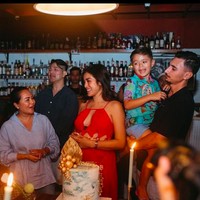 Sementara banyak netizen yang menyebut busana model cut-out Jedar itu seperti kekurangan bahan. Itu baju kurang bahan x ya, tulis netizen. Kasian banget bajunya compang camping gitu, nyinyir netizen lainnya. Foto: dok. Instagram/@inijedar