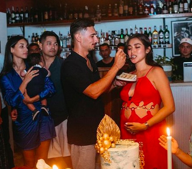 Yeay ulang tahun lagi Terima kasih Tuhan untuk berkat, kebahagiaan dan suka cita yang luar biasa untukku dan keluargaku, ungkap Jedar di keterangan foto Instagramnya.Foto: dok. Instagram/@inijedar