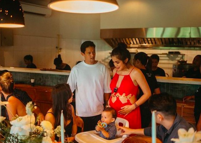 Harus ya stiap baju yang dipake keliatan perut terus?  Sindir netizen. Tambah seksi aja kalau artis gak ada rasa malu. Kita yang liat y malu kebuka banget gitu, tambah netizen lainnya. Foto: dok. Instagram/@inijedar