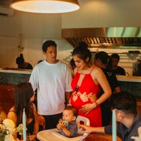 Harus ya stiap baju yang dipake keliatan perut terus?  Sindir netizen. Tambah seksi aja kalau artis gak ada rasa malu. Kita yang liat y malu kebuka banget gitu, tambah netizen lainnya. Foto: dok. Instagram/@inijedar