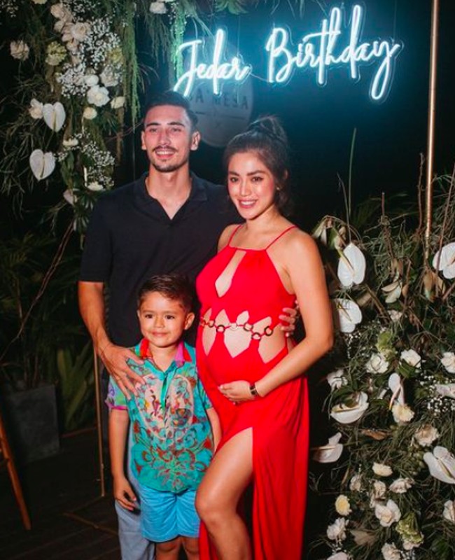 Jessica Iskandar merayakan ulang tahunnya ke-34 pada Sabtu (29/1/2022). Inilah penampilan seksinya yang jadi sorotan. Jessica Iskandar membagi kebahagiaannya saat pesta ulang tahunnya di Instagram. Dalam momen tersebut, artis yang kini tinggal di Bali itu merayakannya bersama suaminya Vincent Verhaag dan anaknya El Barack. Foto: dok. Instagram/@inijedar