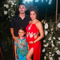 Jessica Iskandar merayakan ulang tahunnya ke-34 pada Sabtu (29/1/2022). Inilah penampilan seksinya yang jadi sorotan. Jessica Iskandar membagi kebahagiaannya saat pesta ulang tahunnya di Instagram. Dalam momen tersebut, artis yang kini tinggal di Bali itu merayakannya bersama suaminya Vincent Verhaag dan anaknya El Barack. Foto: dok. Instagram/@inijedar