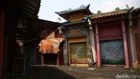Semenjak pandemi melanda, Kampung China di Cibubur tak ramai seperti dulu lagi. Walau besok perayaan Tahun Besar China atau Imlek, namun tak banyak pengunjung yang datang.