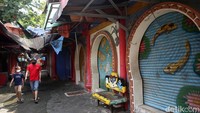 Pantauan detikcom di lokasi, Senin (30/1/2021) semenjak siang bisa dihitung jari jumlah pengunjung yang datang. Para pedagang pun juga tidak banyak dan juga sepi pembeli. 