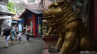 Lengang, mungkin itu julukan yang tepat. Semakin ditelusuri ke bagian belakang tidak ada kehidupan. detikcom pun kembali berkeliling. Terlihat patung naga raksasa yang menopang bangunan yang hampir rubuh. Kios-kios yang atapnya sudah rusak, bahkan ada bangunan yang disanggah dengan bambu karena rapuhnya.