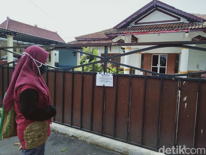 Kantor Kecamatan Jogonalan, Klaten ditutup karena Corona, Senin (31/1/2022).