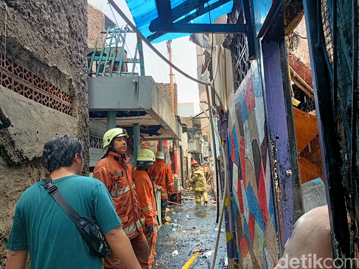 Kebakaran di permukiman padat penduduk di Tambora, Jakbar telah padam. Rumah warga di tiga RT terdampak kebakaran tersebut. (Karin Nur Secha/detikcom)