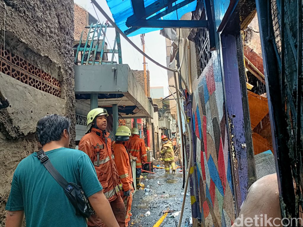 Kebakaran di permukiman padat penduduk di Tambora, Jakbar telah padam. Rumah warga di tiga RT terdampak kebakaran tersebut. (Karin Nur Secha/detikcom)