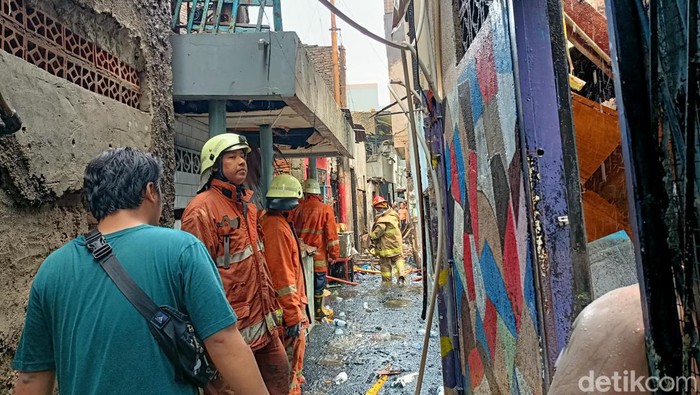 Kebakaran di permukiman padat penduduk di Tambora, Jakbar telah padam. Rumah warga di tiga RT terdampak kebakaran tersebut. (Karin Nur Secha/detikcom)