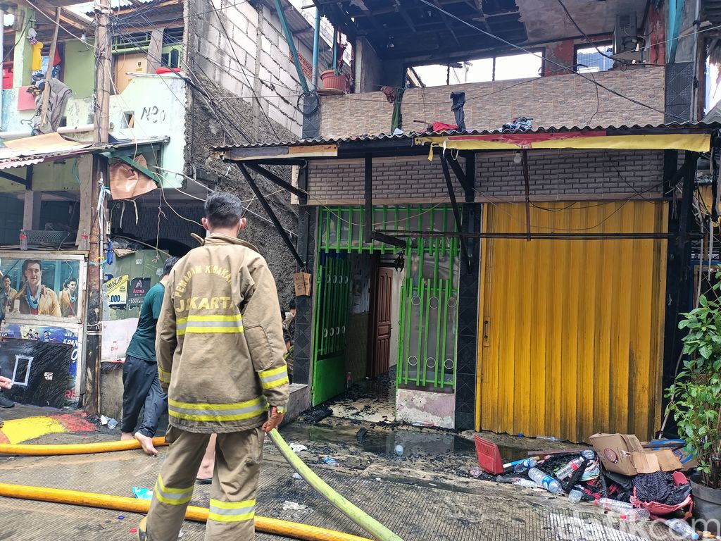 Kebakaran di permukiman padat penduduk di Tambora, Jakbar telah padam. Rumah warga di tiga RT terdampak kebakaran tersebut. (Karin Nur Secha/detikcom)