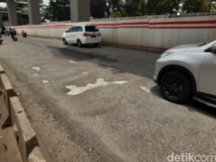 Kerusakan Jl HR Rasuna Said, Kuningan, Jakarta Selatan, 31 Januari 2022. (Marteen Ronaldo Pakpahan/detkcom)