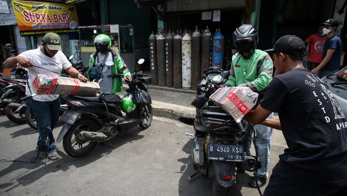 Pekerja mengisi tabung oksigen yang sudah dipesan di Manggarai, Jakarta, Senin (31/1/2022). Wakil Gubernur DKI Jakarta Ahmad Riza Patria memastikan ketersediaan pasokan oksigen di seluruh fasilitas kesehatan Jakarta tercukupi seiring dengan meningkatnya kasus COVID-19 dan keterisian tempat tidur (BOR) di rumah sakit rujukan COVID-19. ANTARA FOTO/Rivan Awal Lingga/rwa.