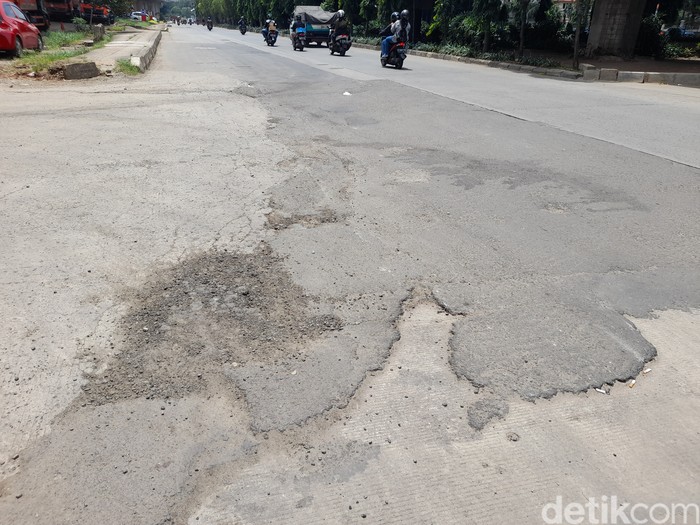 Kondisi Jl DI Panjaitan yang sering tergenang, di Jakarta Timur, 31 Januari 2022. (Marteen Ronaldo Pakpahan/detikcom)