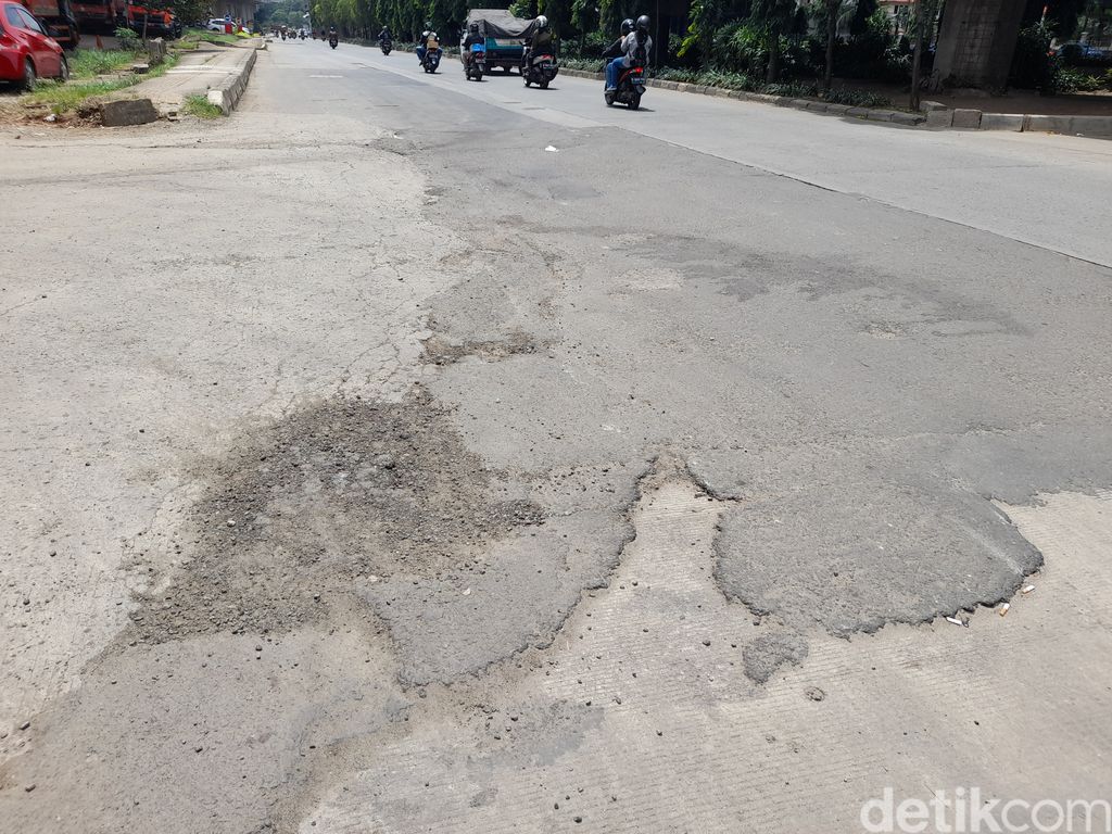Kondisi Jl DI Panjaitan yang sering tergenang, di Jakarta Timur, 31 Januari 2022. (Marteen Ronaldo Pakpahan/detikcom)