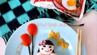 Sore yang ceria! Mie instan goreng yang disulap menjadi rumput ini berhasil hadirkan suasana sore yang menggembirakan. Seorang anak perempuan tampil dengan senyuman lebar dengan balon yang terbuat dari tomat di tangannya. Foto: Facebook/Khuriyah Mundakir