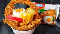 Mengusung tema piknik, keranjang piknik yang satu ini tampil dengan lezat. Terbentuk dari mie goreng, isian keranjang berupa telur rebus, dimsum goreng dan crabstick membuatnya semakin lengkap. Foto: Facebook/Khuriyah Mundakir