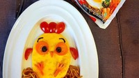 Terlihat bahagia, anak ayam yang satu ini dibuat dengan telur. Bukan menetas, melainkan telur dadar yang dibentuk sedemikian rupa dan cerita sedang menikmati senja di atas tumpukan mie goreng. Foto: Facebook/Khuriyah Mundakir