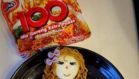 Mie pedas dengan kemasan yang menakutkan ini ternyata bisa disulap menjadi putri yang cantik. Lengkap dengan rok yang terbuat dari telur dadar, putri ini terlihat manis dengan rambut bergelombang. Foto: Facebook/Khuriyah Mundakir