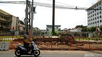 Pembongkaran bangunan semi permanen tersebut dalam rangka lanjutan penertiban sekaligus relokasi pedagang kaki lima menuju lokasi baru yang bernama Teras Malioboro II. 