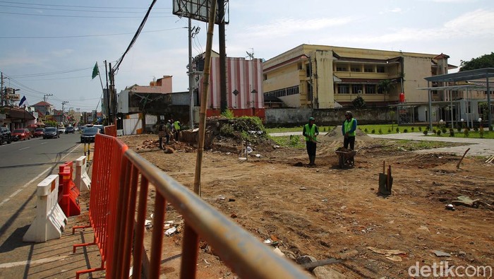 Lapak PKL Sepatu Dibongkar untuk Gerbang Teras Malioboro II Pembangunan Teras Malioboro II untuk PKL Jalan Malioboro terus dikerjakan. Saat ini Pemda DIY sedang membangun pintu masuk pengunjung di sisi timur.