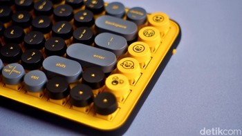 Pop Keys hadir dengan tombol emoji di sisi kanannya. Foto: Adi Fida Rahman/detikINET