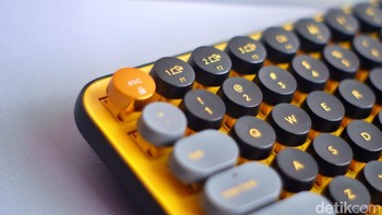 Keyboard ini bisa digunakan hingga tiga perangkat dan dapat dialihkan dengan mudah. Foto: Adi Fida Rahman/detikINET