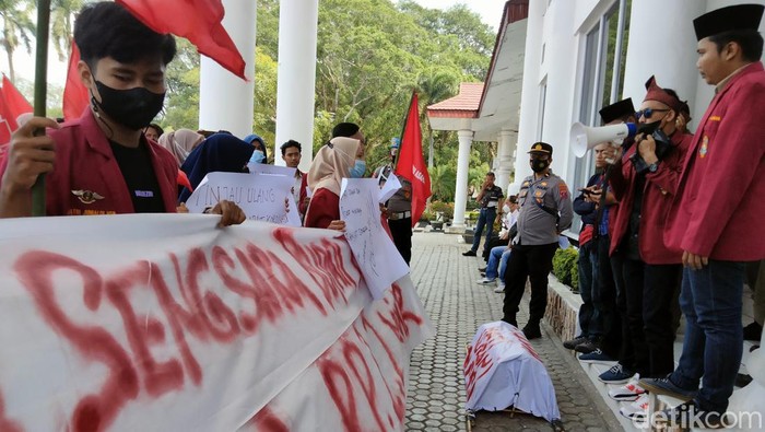 Mahasiwa menuntuk rencana renovasi rumah dinas bupati Asahan dibatalkan