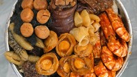 Zaman dulu untuk menyajikan Poon Choi butuh waktu tiga hari. Mulai dari mencari bahan makanan terbaik, membersihkan daging dan bahan makanan lain, memasak daging sampai lembut yang memakan waktu 10 jam, kemudian menyusun makanan tersebut.  