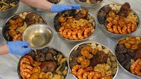 Penyajian Poon Choi tidak sembarang, biasanya ada aturan masakan daging di bawah, hidangan laut di atas. Semua dimaksud agar sari hidangan laut turun meresap ke masakan daging. Juga ada yang mengatakan agar tampilan indah layaknya mahkota.   