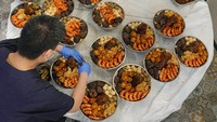 Menyantap Poon Choi lazimnya bersama, karena komponen yang banyak tidak mungkin dihabiskan sendiri. Untuk itu makanan ini sering keluar saat perayaan, disantap bersama orang terdekat.  