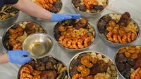 Pembatasan ketat Hong Kong berarti restoran yang sangat bergantung pada musim perayaan mengalami penurunan pendapatan.