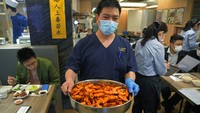 Pembatasan COVID-19 yang lebih ketat, termasuk larangan makan di restoran setelah pukul 6 sore, membuat banyak keluarga di Hong Kong harus merayakan makan malam reuni mereka pada malam Tahun Baru Imlek di rumah tahun ini.